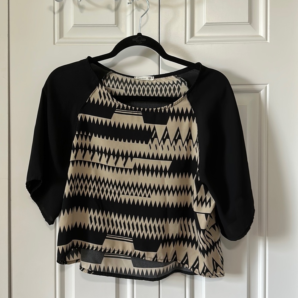 **PRICE DROP** Flowy Sleeve Crop